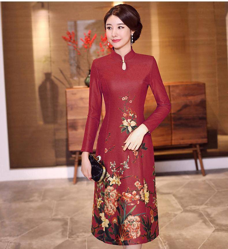 样式|徐帆眼光够到位，一袭粉色紧身旗袍加身，尽显曼妙S型曲线
