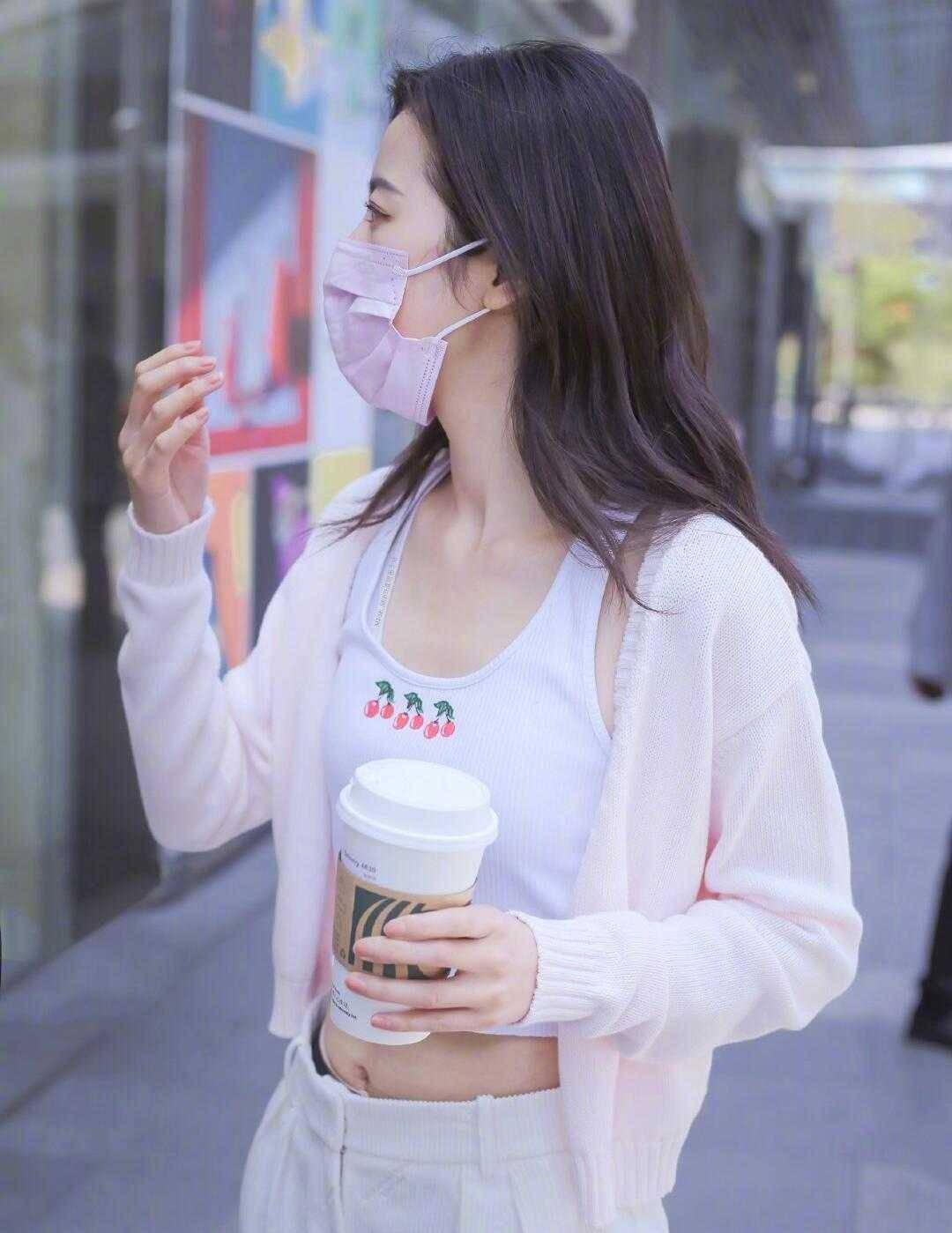 显示|张钧甯厉害了！针织衫搭紧身黑色打底裤，配上黑色马丁靴太帅气了