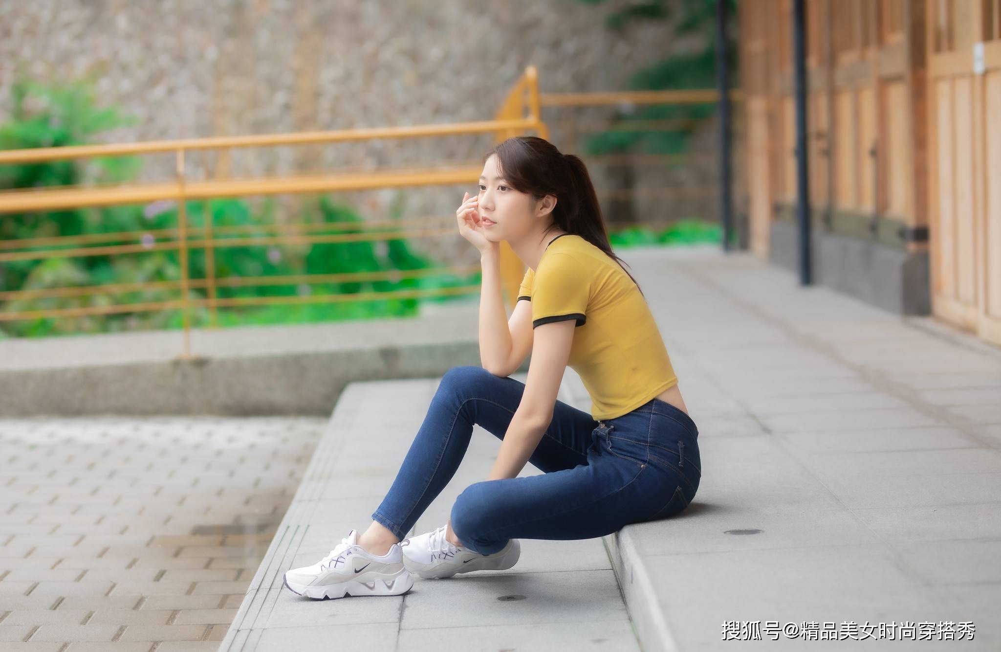 整体|蓝色紧身牛仔裤，十分的简约百搭，展现出完美的身材曲线