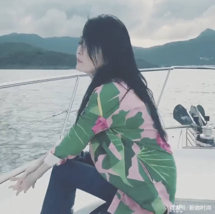 长发|52岁周慧敏女神范依旧，穿粉绿印花衫长发飘飘，白皙肌肤令人惊艳
