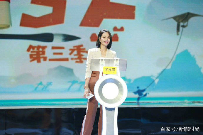 身材|43岁朱丹尴尬了，平底鞋搭宽松裙衣无惧素颜，小肚腩都有了