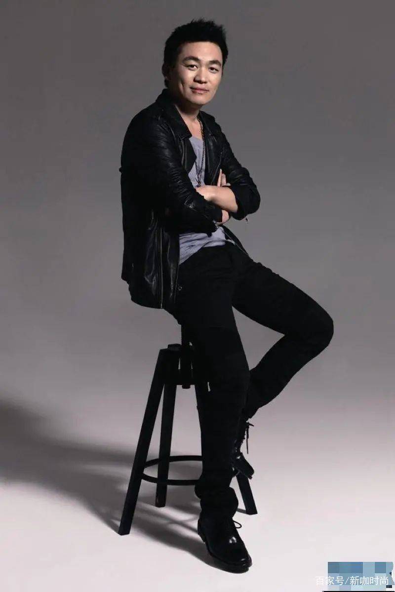 王宝强|王宝强小沈阳另类时尚：西服搭裙子，浓妆像黑眼圈，网友：跑偏了