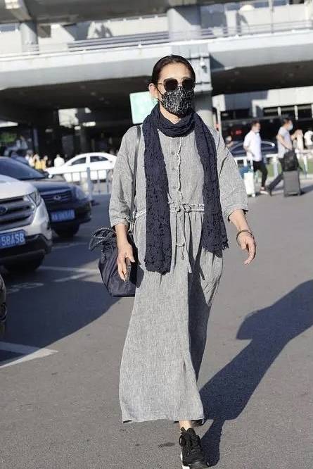 丝巾|倪萍走机场真精神,穿“奶奶裙”拎4万大牌包,还搭花丝巾真洋气