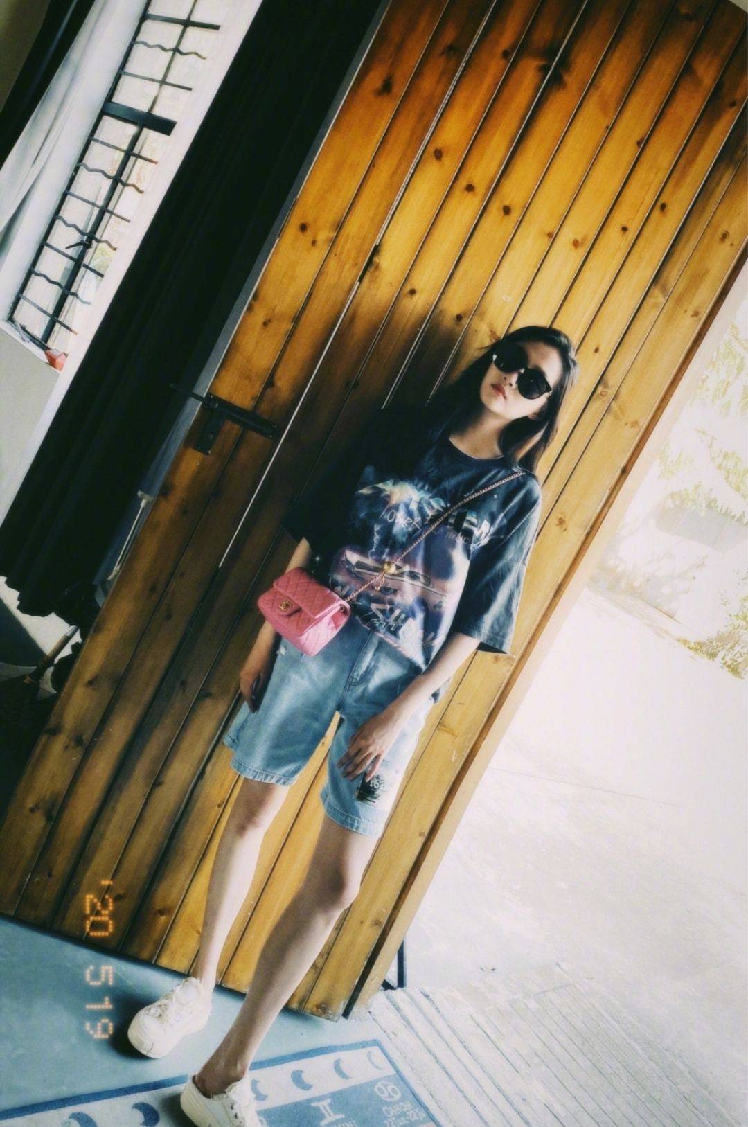 杀手|关晓彤真是合照杀手,江疏影和她同框都没赢,格格穿短裤腿太长