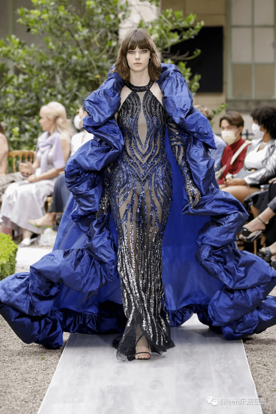 花朵|女星内卷必争？这场撒钱的盛宴到底有什么好看？