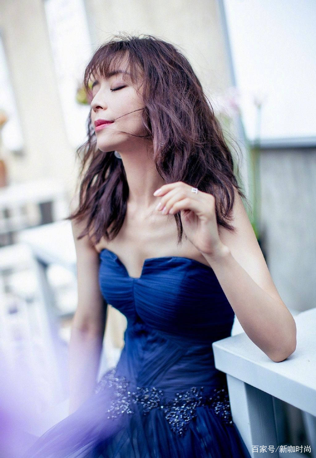 样式|张静初不时尚但敢穿？一袭海蓝色长裙，高贵典雅又风情万种