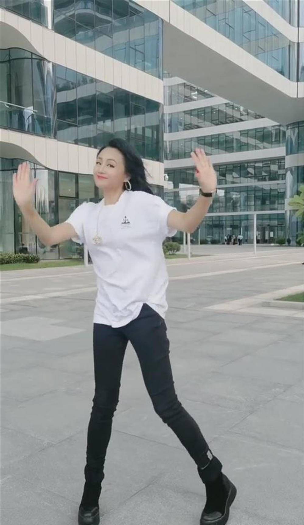 曹颖|曹颖保养像少女，穿白T恤紧身裤大秀麻杆腿，活力清新美回霍水仙