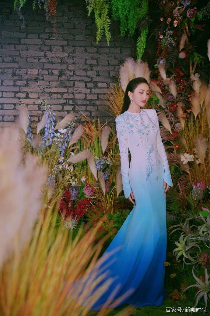 样式|主持夏晚后，佟丽娅更优雅了！