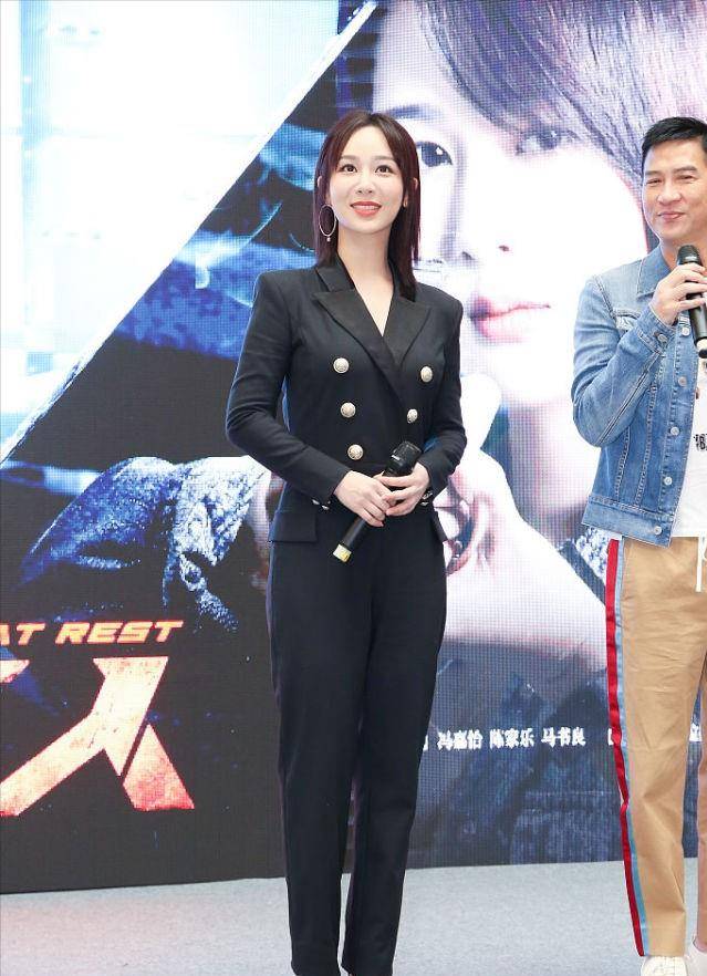 一身|“小猴子”杨紫长大了，穿一身黑色职业西装，干练还有气场
