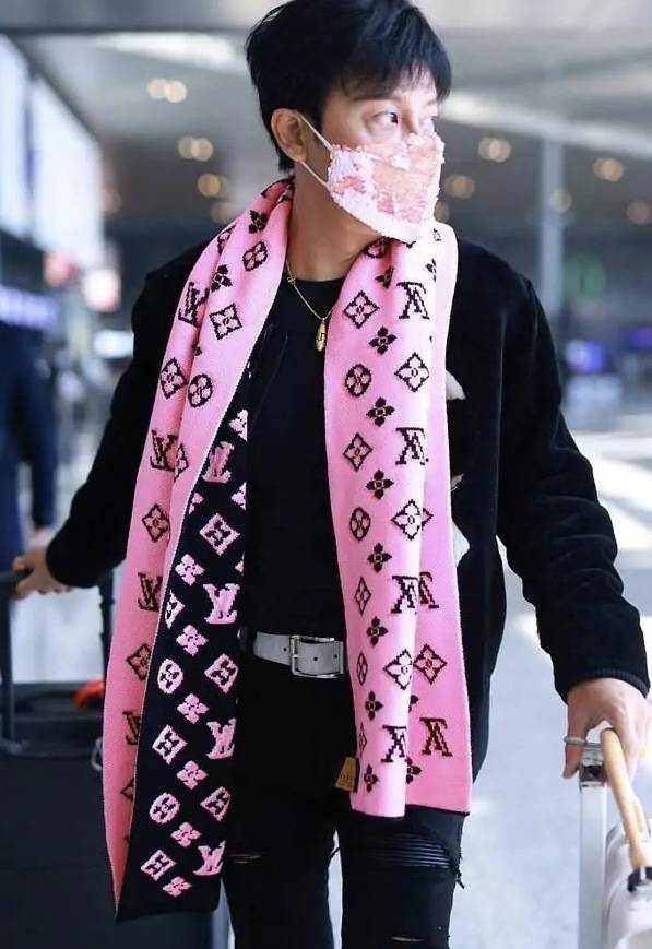 一身|陈志朋的时尚真难理解，一身黑搭“芭比粉”围巾，铆钉鞋也挺吓人