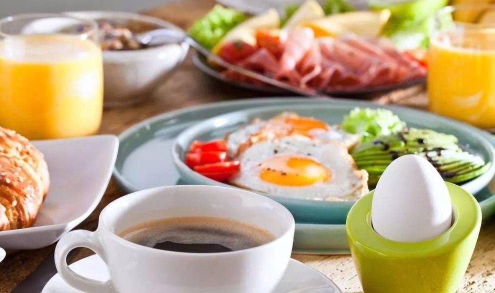 补充|早上7点起床,先吃早餐还是运动?很多人做不对,容易低血糖