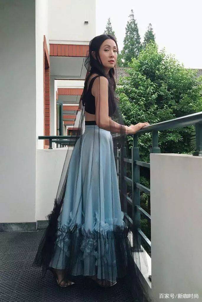 陶虹|48岁陶虹美得很高调,穿绿色修身长礼服,犹如古典气质少女