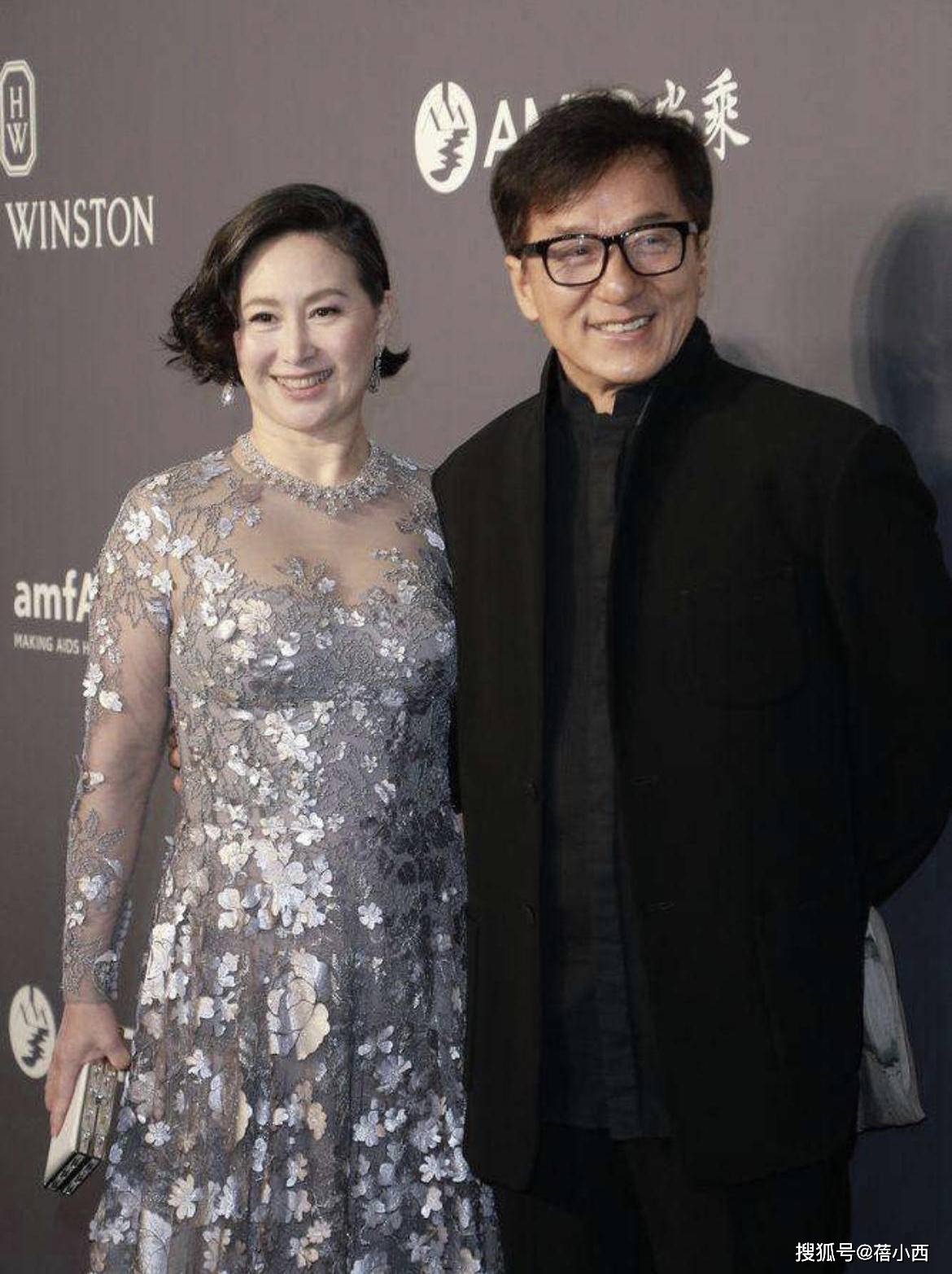 一手|何超琼不愧是赌王一手带大的女儿，穿亮片裙戴皇冠，像个大公主