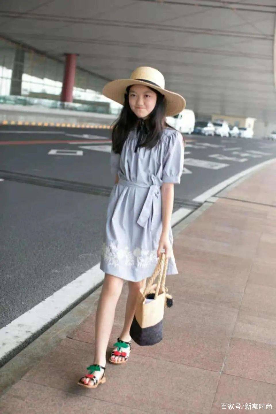 牛仔|14岁李嫣成功“逆袭”，多套休闲造型潮味满满，尽显活泼少女感