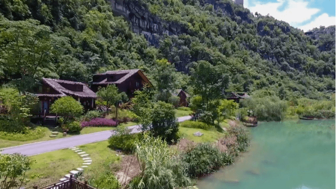 在長順縣神泉谷景區畫家村旅遊勝地,一排排錯落有致的小木屋隱藏於