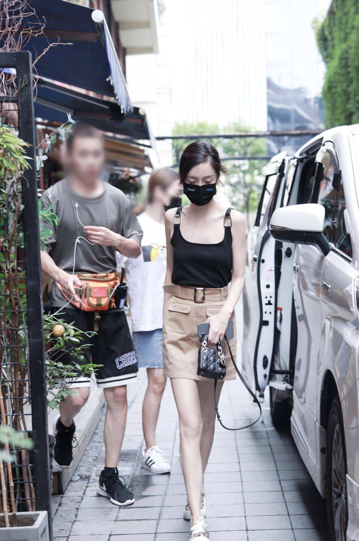 设计|Angelababy又美到我了，背心配半身裙随性低调，当妈了身材仍纤细