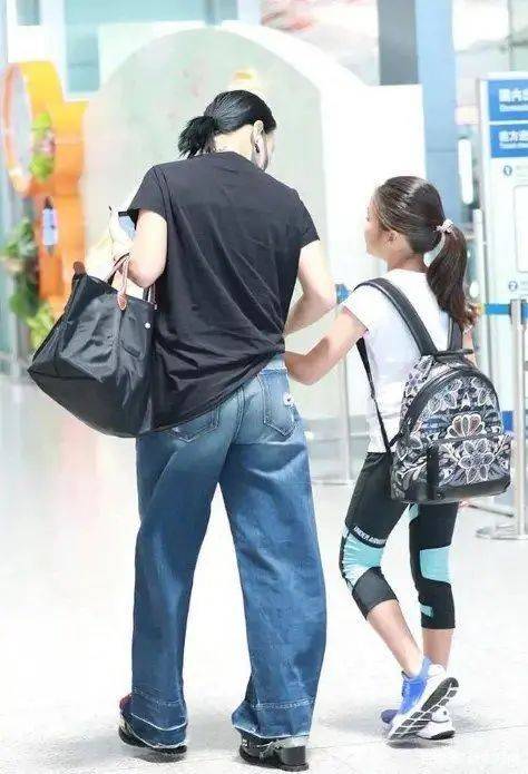 样式|那英演绎别样时尚,简约黑T搭超宽牛仔裤,居然意外显腿长