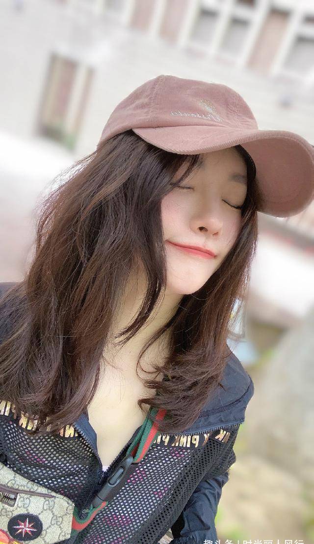 好身材|沈腾全家高颜值！46岁姐姐下装失踪秀紧致好身材，满脸硅胶感太假