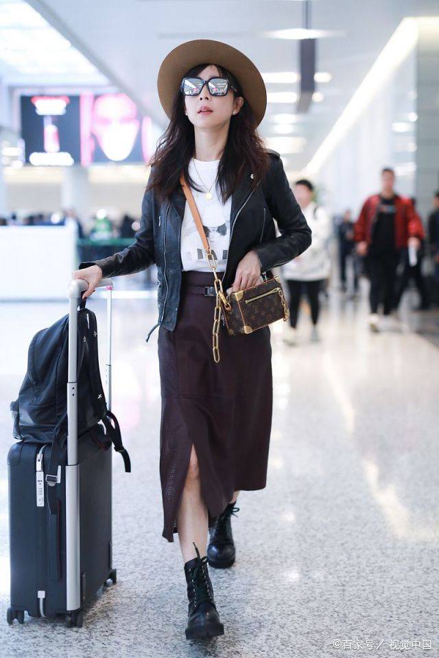 样式|张静初不时尚但敢穿？一袭海蓝色长裙，高贵典雅又风情万种