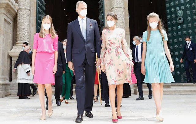 公主|西班牙国王四口齐聚！48岁莱后裹牡丹裙嫩出水，高颜值姐妹花养眼