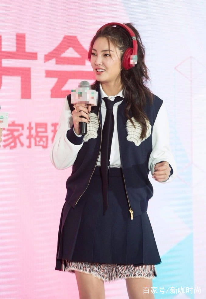 曲线|张雨绮为了美直接进入夏天，穿着连衣裙大秀香肩，美出了新高度！
