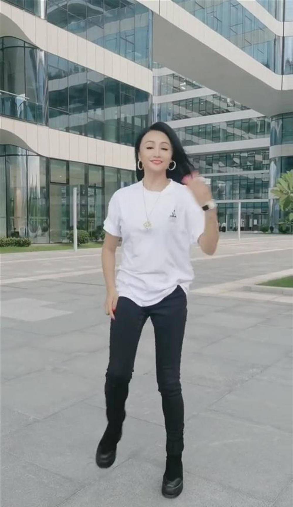 曹颖|曹颖保养像少女，穿白T恤紧身裤大秀麻杆腿，活力清新美回霍水仙