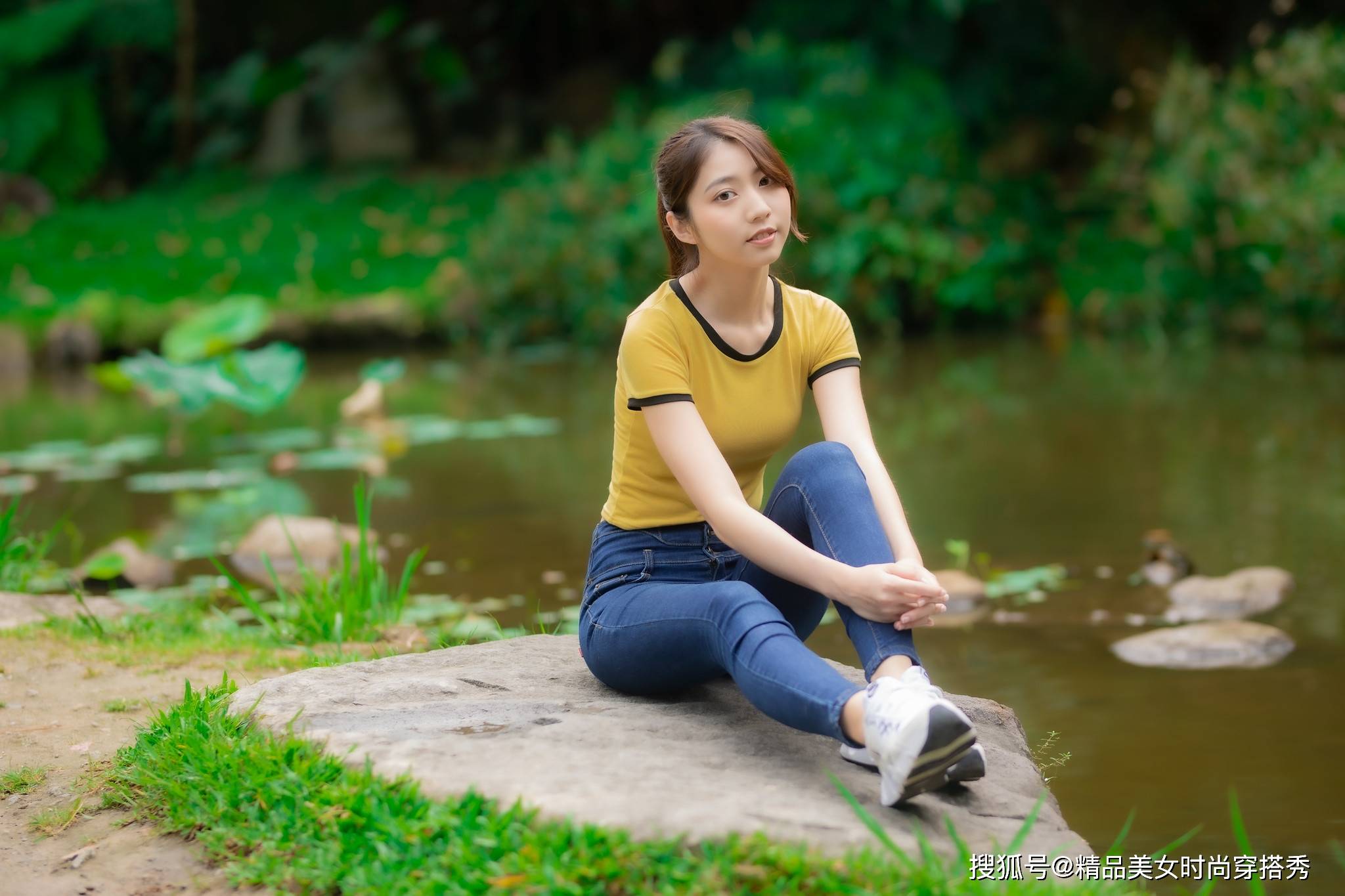 整体|蓝色紧身牛仔裤，十分的简约百搭，展现出完美的身材曲线