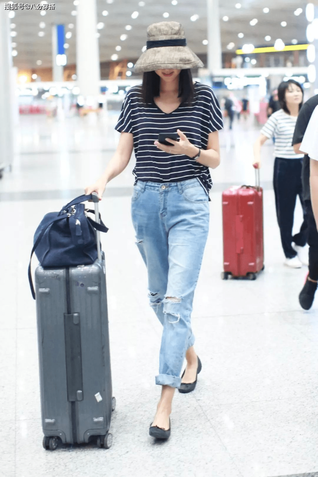 显得|维多利亚气质真好，条纹T恤配牛仔裤简约随性，大长腿实力抢镜