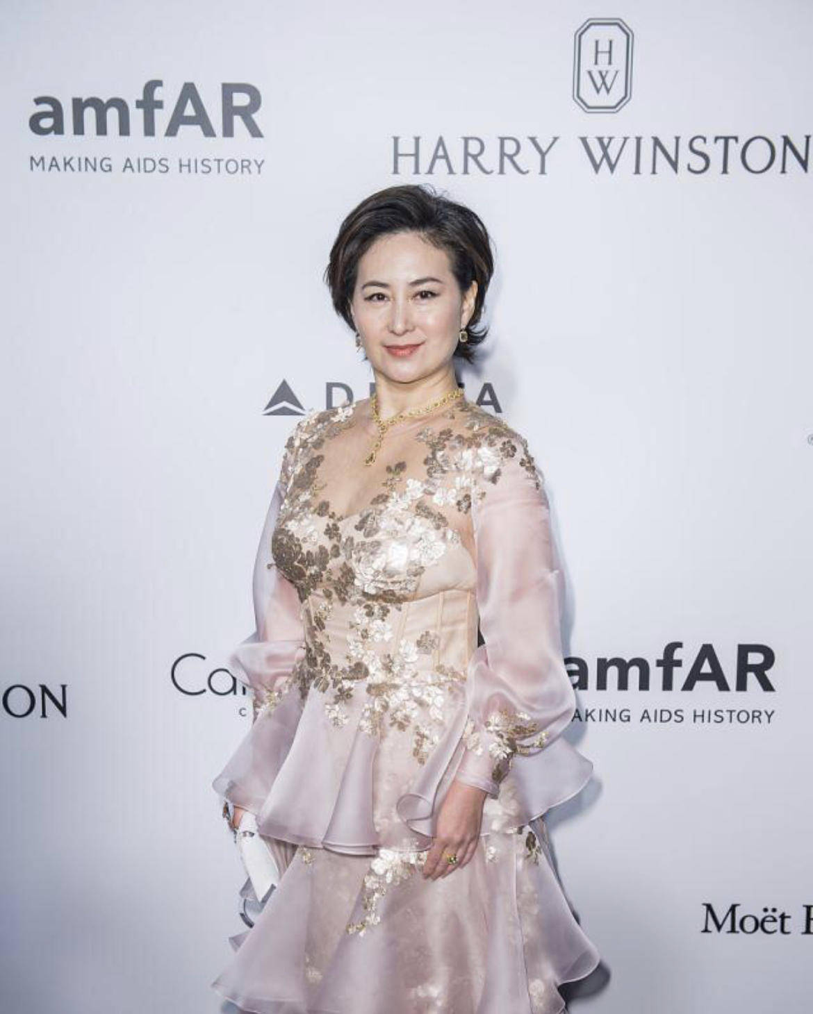 它会让你更大程度的展现优雅性感的魅力,像何超琼身上的连衣裙就采用