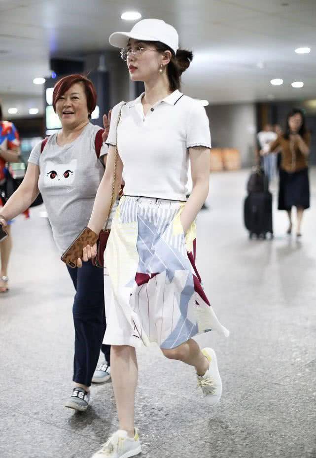 丽人|刘诗诗穿白色短袖，下搭一款条纹裙子，穿出气质穿出美！