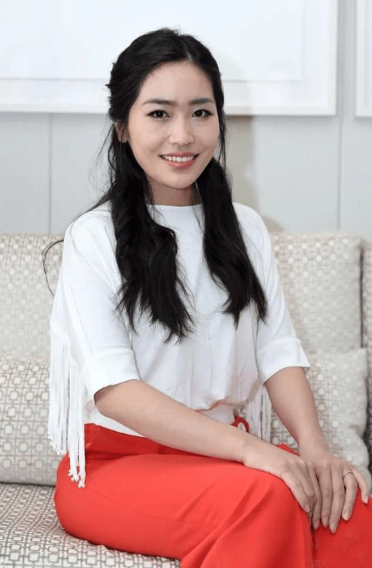 设计|张艺谋女儿才是真会穿，一身白色套装看似简单随意，却很有文艺范