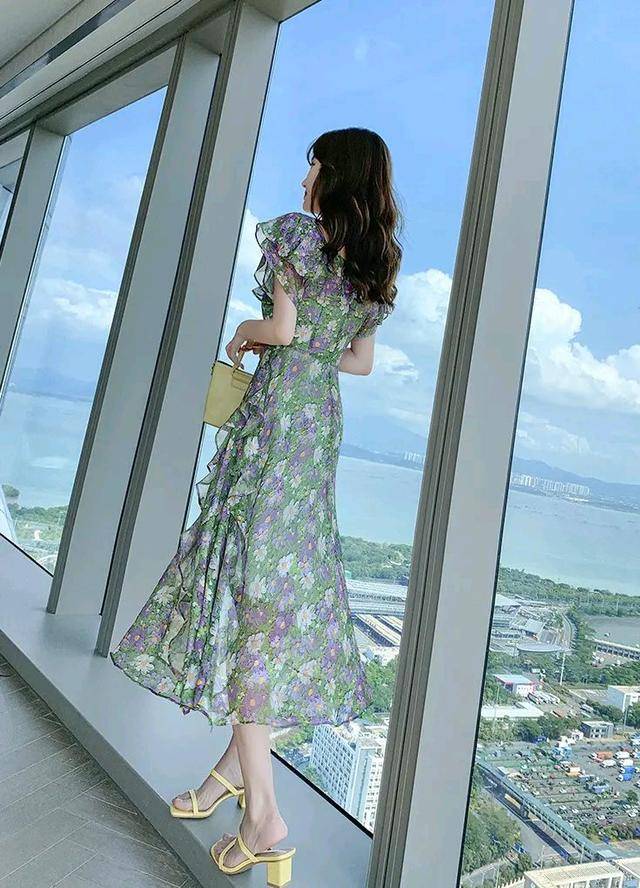 设计|浪漫温柔的碎花连衣裙，甜美荷叶边拼接，透着娇小可人的女人味！