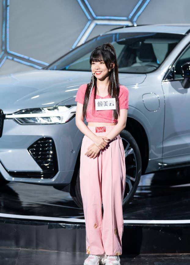 花瓣|赖美云新歌上线，穿“儿童裙”毫无违和感，夏日写真俏皮灵动