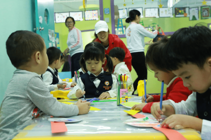 办学|有人建议“将幼儿园列入义务教育”，教育部回应，家长拍手叫好