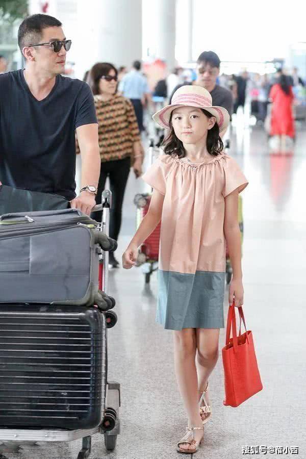 身材|王菲二女儿李嫣才15岁，就玩“下衣失踪”秀出大长腿，起点真高啊