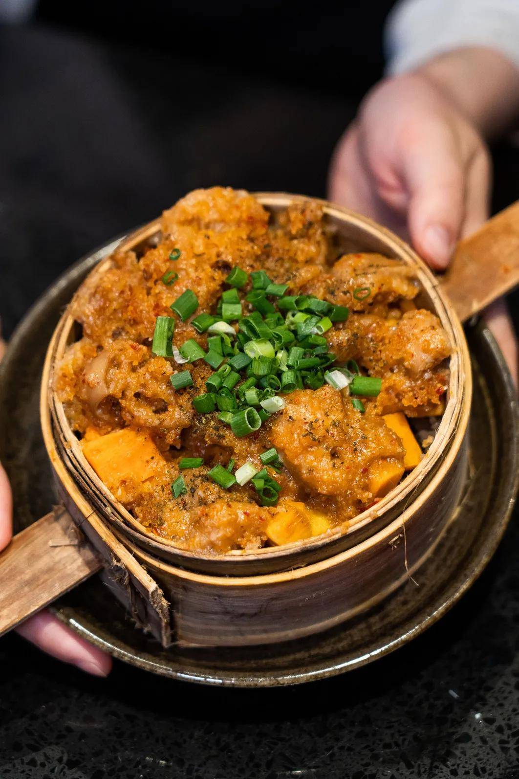 肥肠处理得很干净,蒸得糯唧唧的,底层铺满了香甜绵糯的红薯,与肥肠