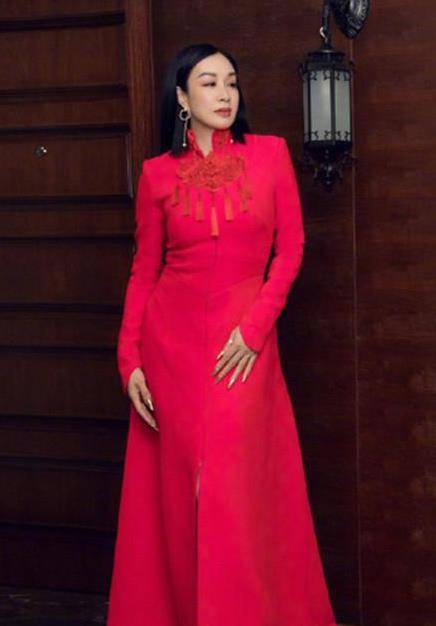 下半身|钟丽缇挽婆婆秀和谐,穿紧身裤曲线真美,婆婆虽发福却更显时髦