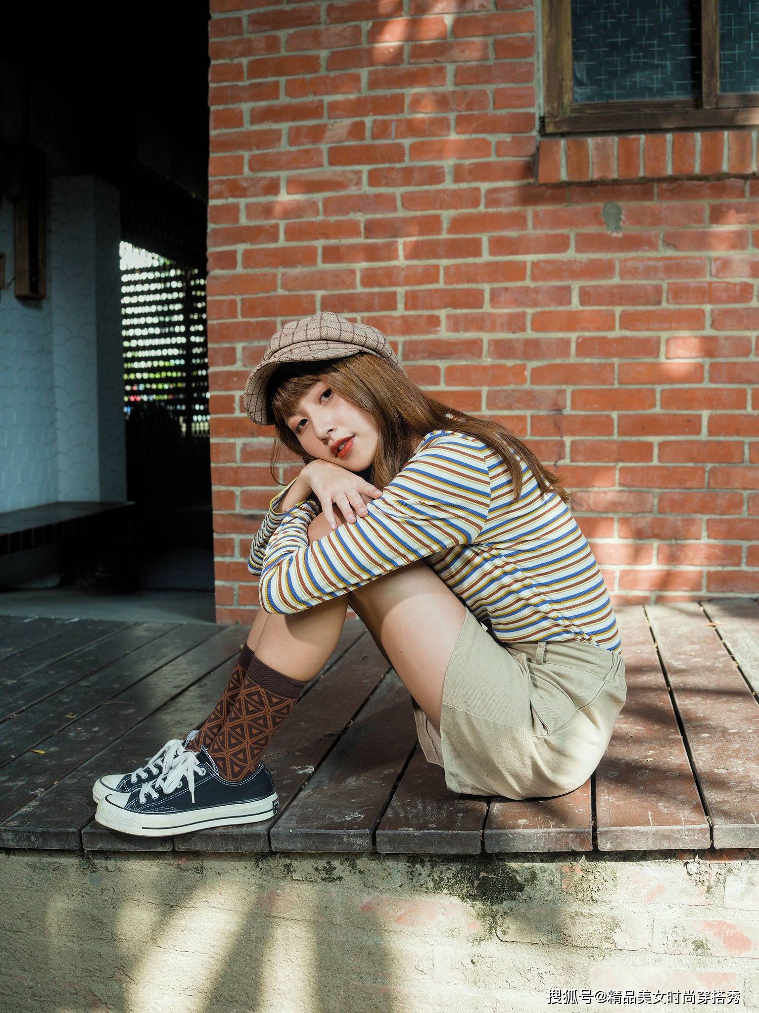 展现大|小个子女生夏天穿“条纹衫”，搭配高装袜，休闲又潮范十足