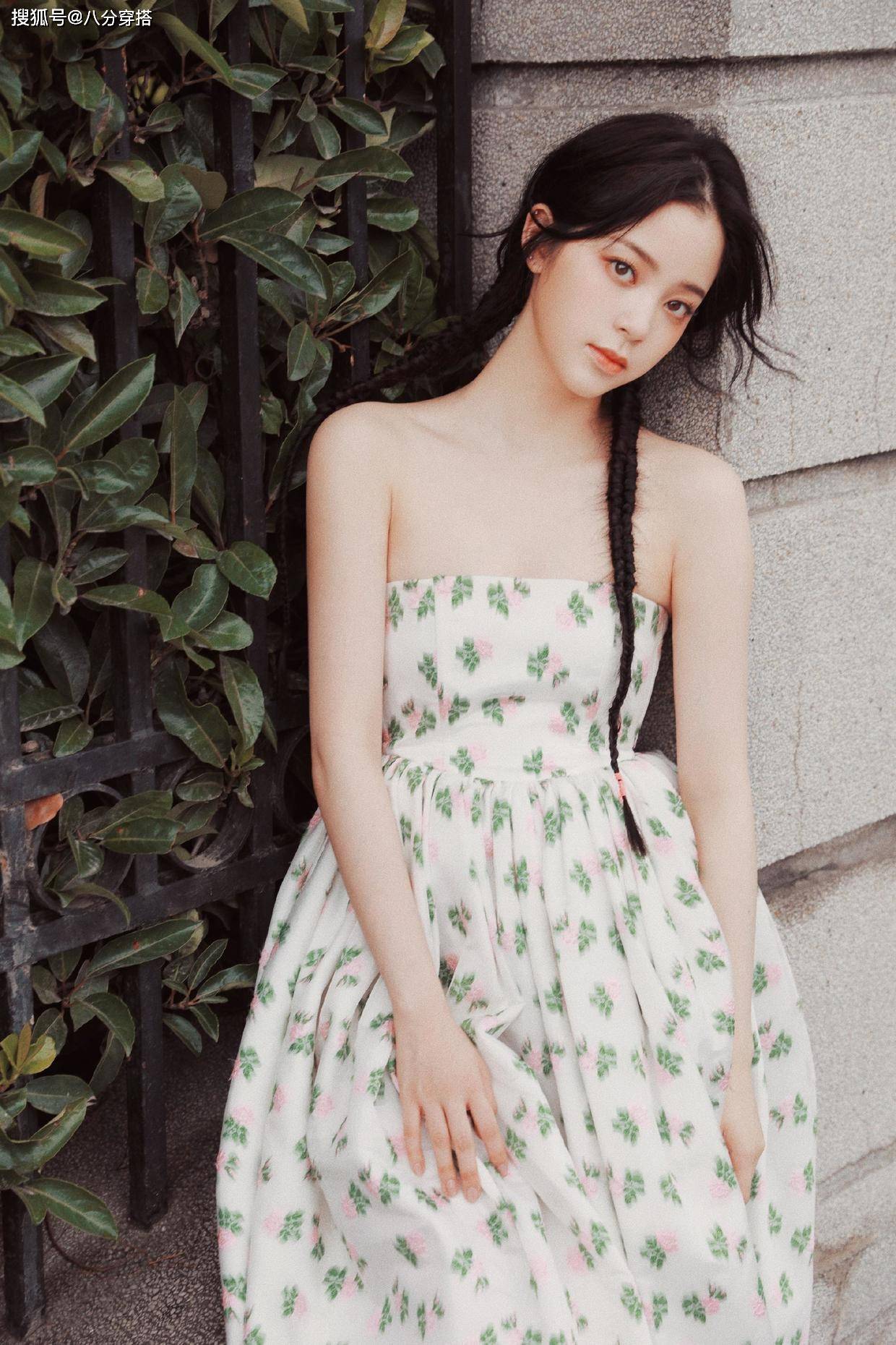 美眉|欧阳娜娜与妈妈同穿黑裙比美，一个娇俏一个稳重，养眼又时髦