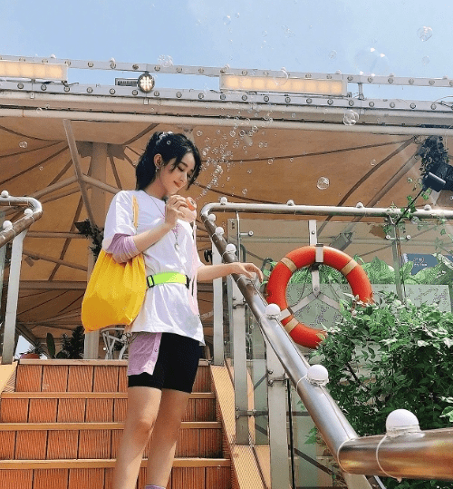 牛莉|牛莉造型崩了?礼帽配围巾像上海滩女主角,大衣颜色却意外显廉价