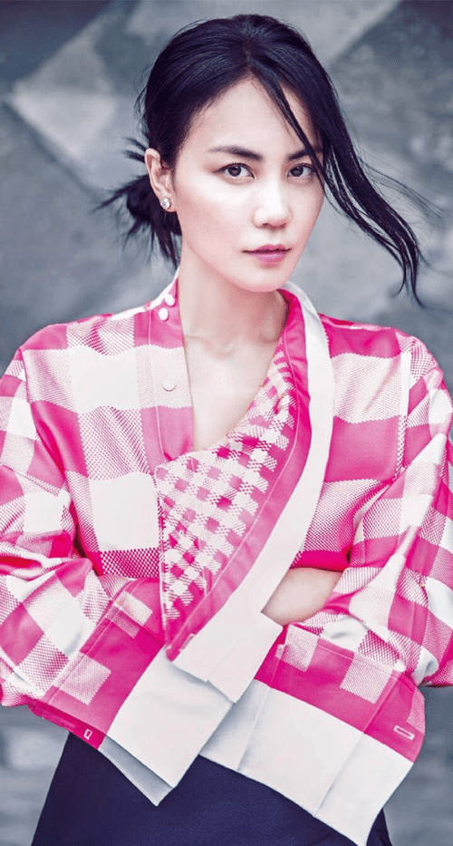 头巾|王菲不愧是潇洒天后，穿补丁裤一身朴素打扮去旅游，包头巾好个性