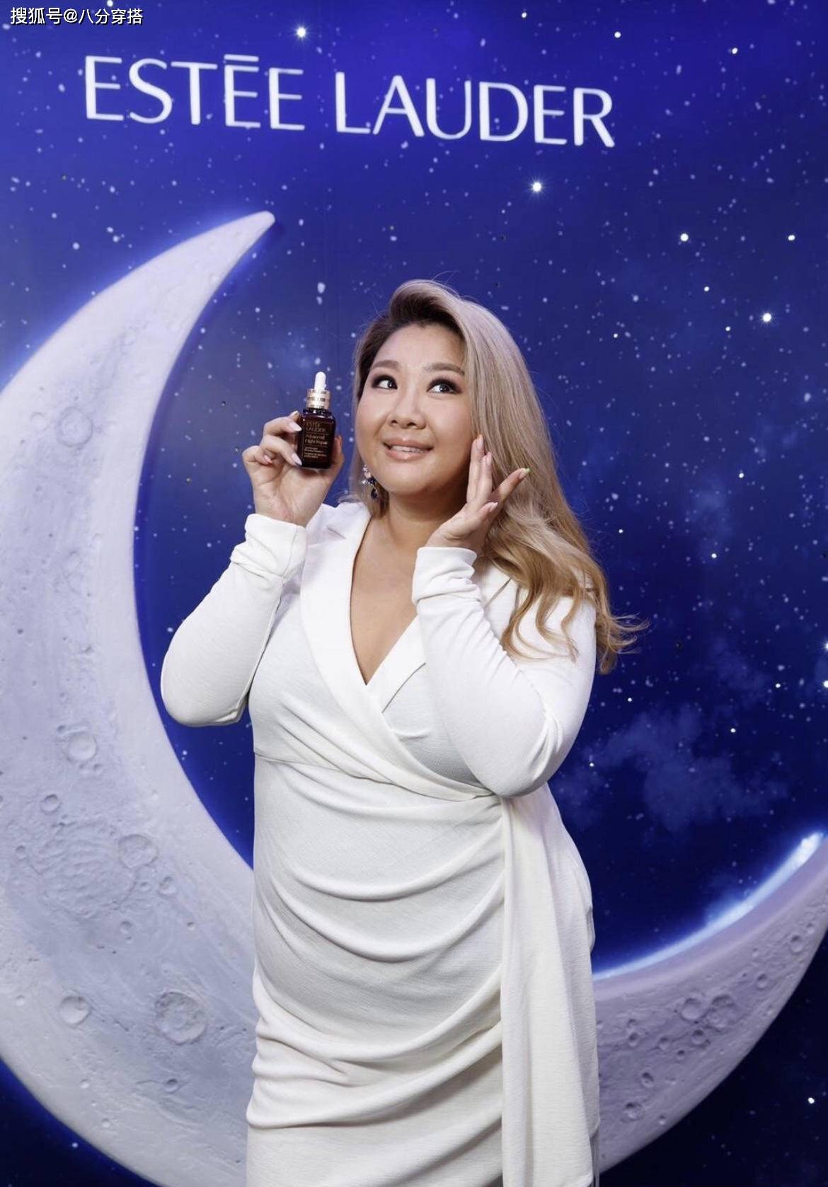 白幼|郑欣宜真自信，白色上衣配印花半身裙休闲舒适，虽胖却有曲线感