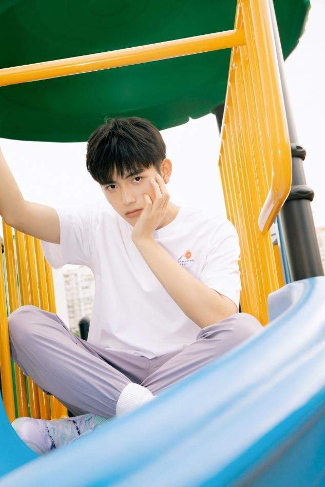 马甲|陈飞宇改中国籍后首次露面，打扮清爽被簇拥装高冷，仨助理排场大