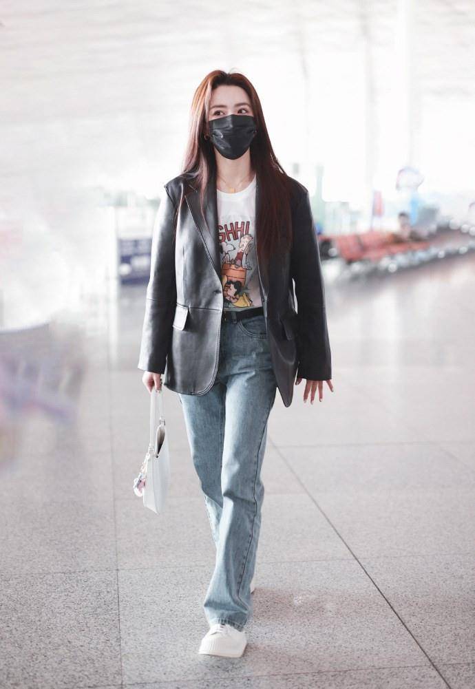 造型|路人镜头下的徐璐太瘦了，穿紧身牛仔裤还有褶，这身材我酸了