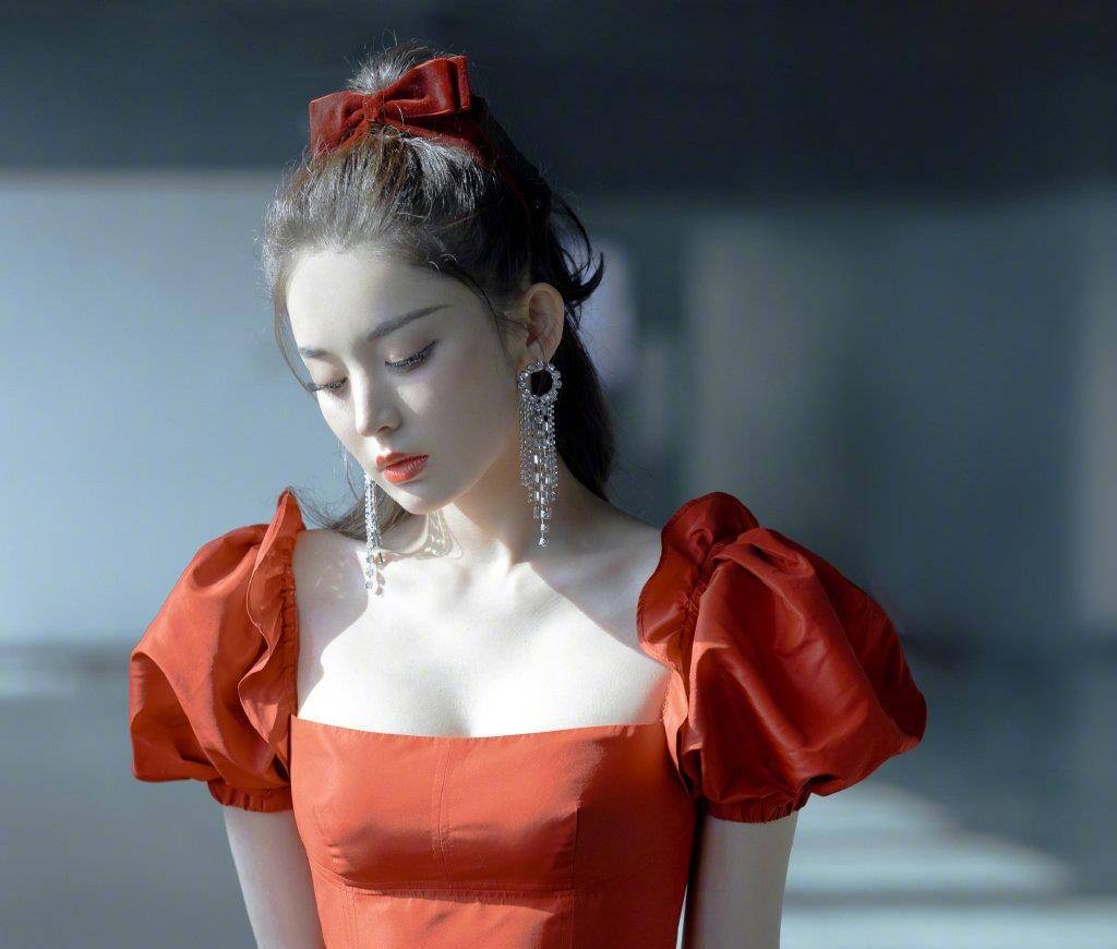 超越|杨超越撞衫古力娜扎,同穿红色连衣裙,谁的颜值更胜一筹