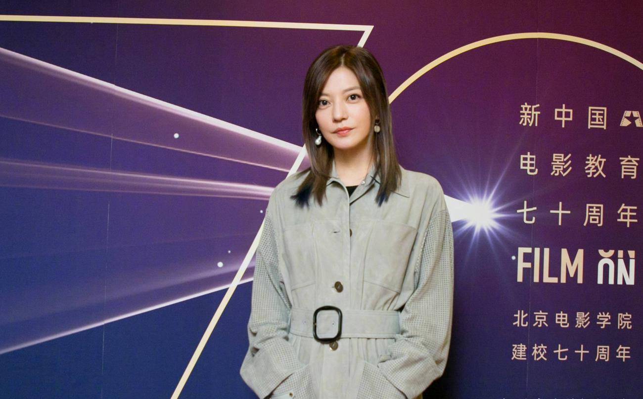 北电|北电校庆历代花旦同台比美！杨幂发际线瞩目，杨紫透明裙暴露腿粗