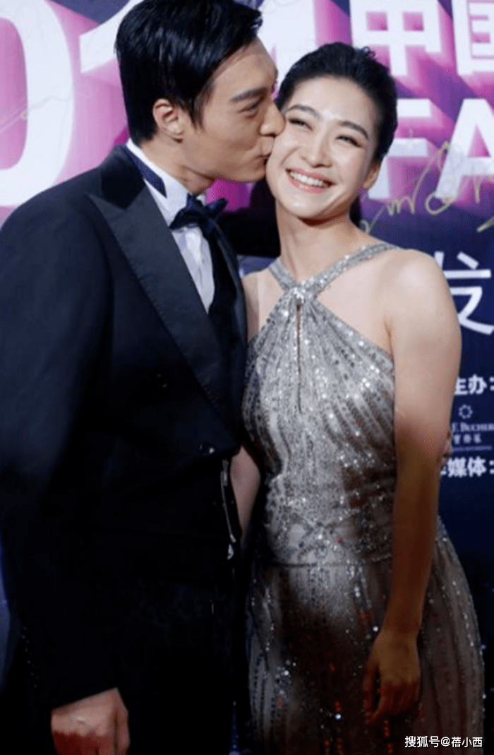 设计|陶昕然都被老公宠上天了，穿亮片挂脖连衣裙气质惊艳，身材一级棒