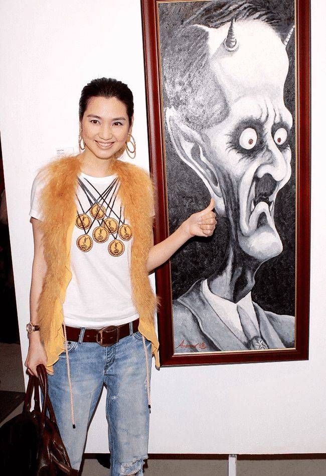 女孩子|洪欣私下里真挺接地气的，把外搭系腰间当裙子，看着还挺显嫩