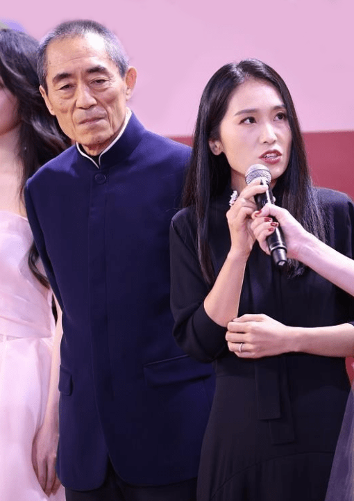 设计|张艺谋女儿才是真会穿，一身白色套装看似简单随意，却很有文艺范