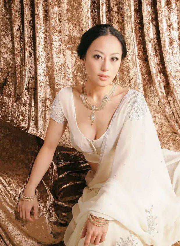 漂亮|章小蕙才是真名媛，穿白裙媚而不俗，发福的身材反而有女人味！